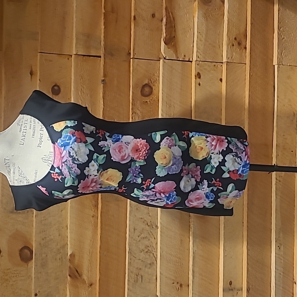 Sleeveless floral front mini dress size medium